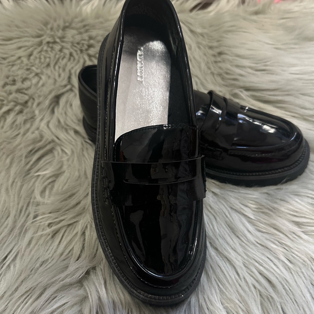 Old Navy Chunky Black Loafers for Girls - Picture 3 of 8
